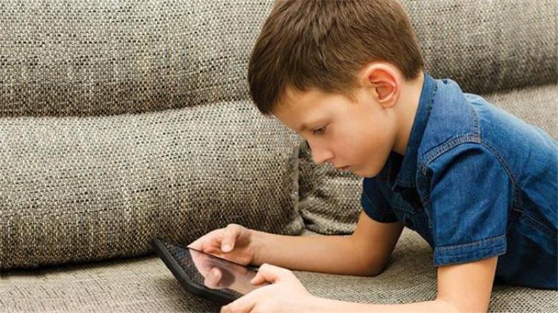 اضرار استخدام الانترنت لساعات طويلة على الطفل