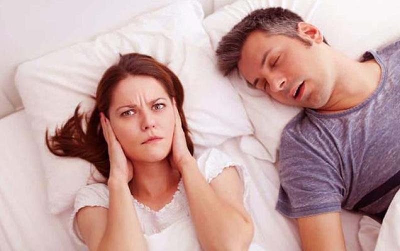 دراسة تحذر من إيقاظ شخصا يتحدث أثناء النوم