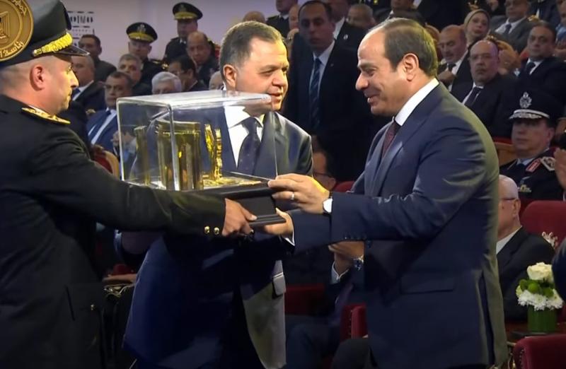 وزير الداخلية يهدي الرئيس السيسي هدية تذكارية