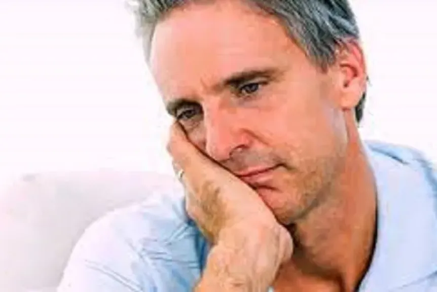 أبرزها سقوط الشعر.. استشاري نفسي يوضح أضرار العزوبية