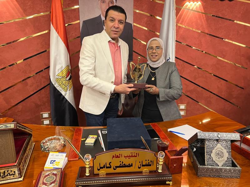 مصطفى كامل يكرم أول مايسترو نسائي في مصر