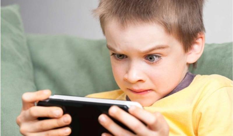 ”الطفولة والأمومة” يناقش تدابير حماية الأطفال من مخاطر الإنترنت والألعاب الإلكترونية