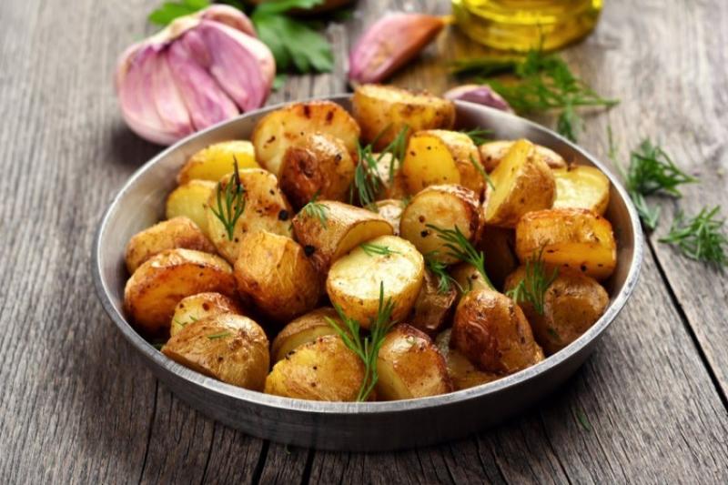  البطاطس المشوية بالزعتر والزبدة
