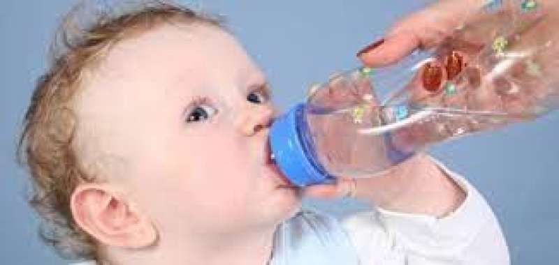 متى يشرب الرضيع الماء؟