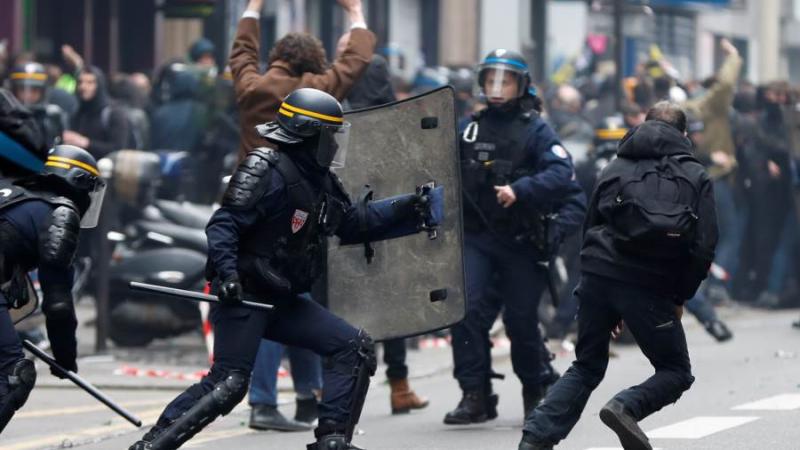  مواجهات حادة بين الشرطة والمتظاهرين