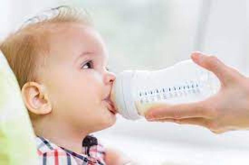 كيف أجعل طفلي يشرب الحليب الصناعي؟