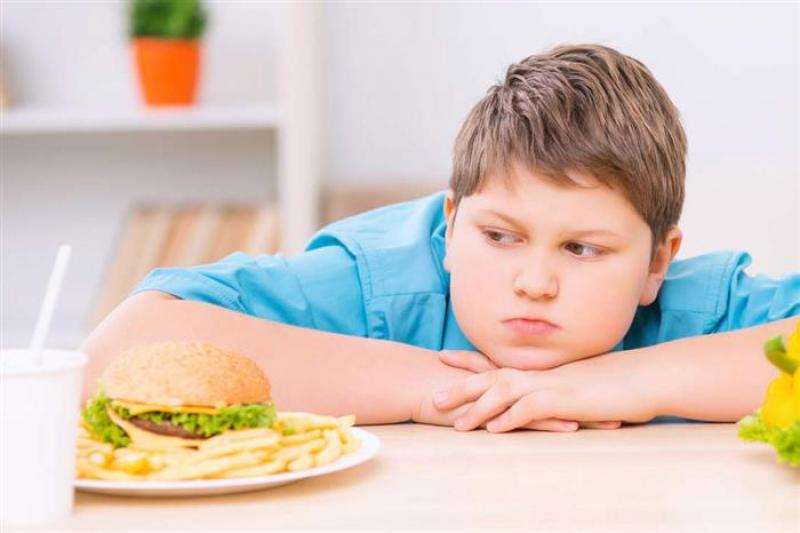 كيف تحمي طفلك من خطر تراكم الدهون بالجسم؟