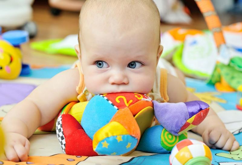 أهم ألعاب الأطفال الرضيع لتنمية مهاراتهم مبكرا