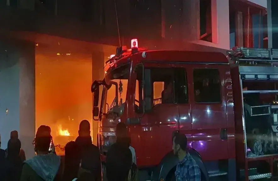 إخماد حريق داخل موقع تحت الإنشاء في مدينة 6 أكتوبر دون إصابات