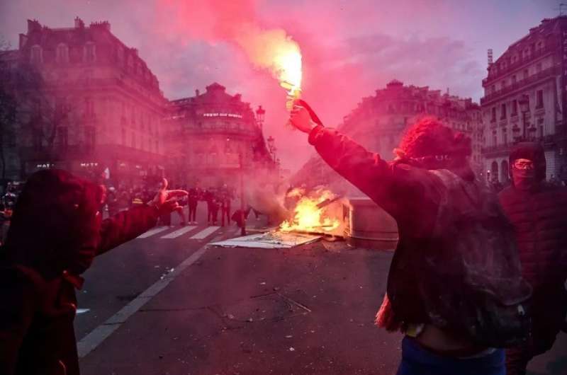 مواجهات مشتعلة بين المحتجين والشرطة في فرنسا