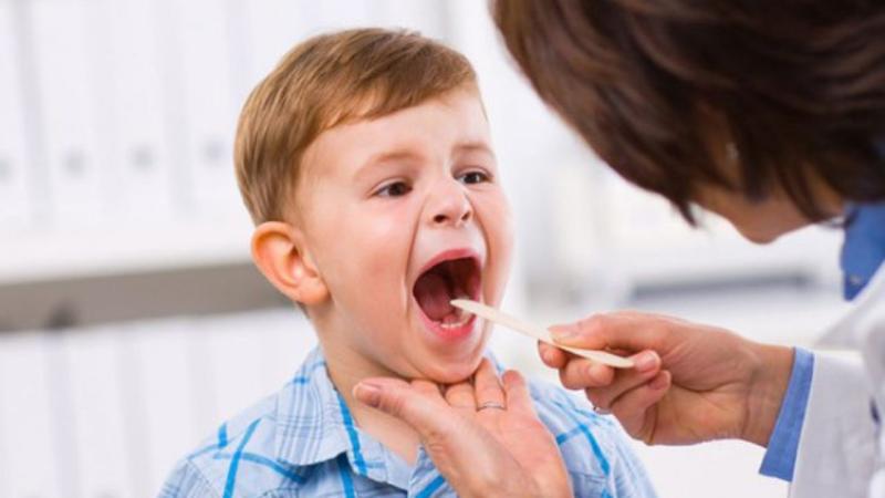 أعراض التهاب المريء عند الأطفال.. الأسباب والعلاج