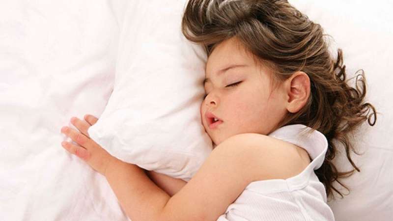 شخير الطفل أثناء النوم .. علامات تنذر بالخطر