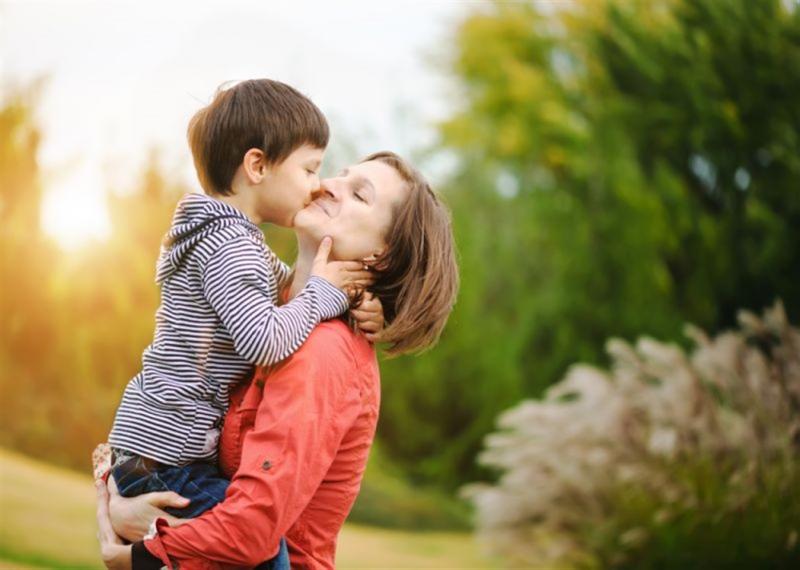 الصحة توجه رسالة هامة حول تقبيل الأطفال.. تفاصيل