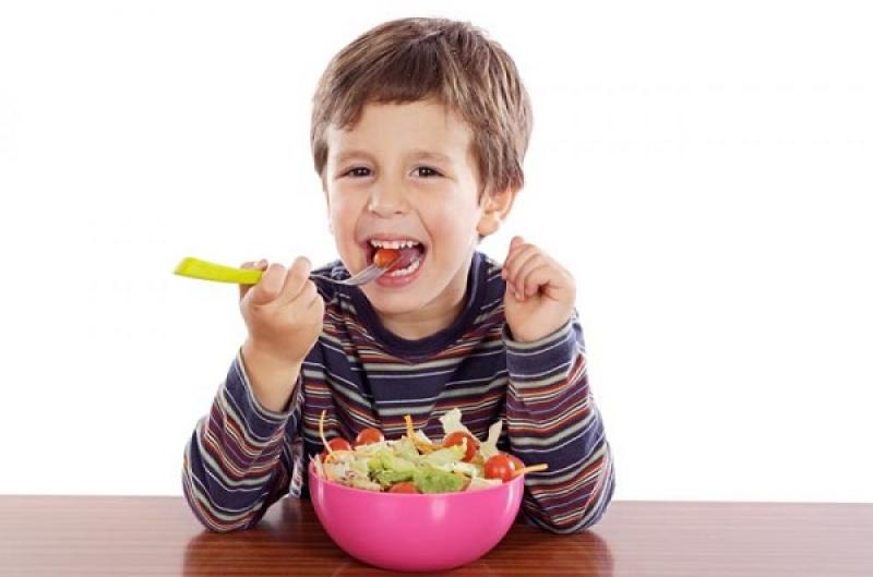 تجنبى إجبار طفلك على تناول طعامه بسرعة ..لهذا السبب