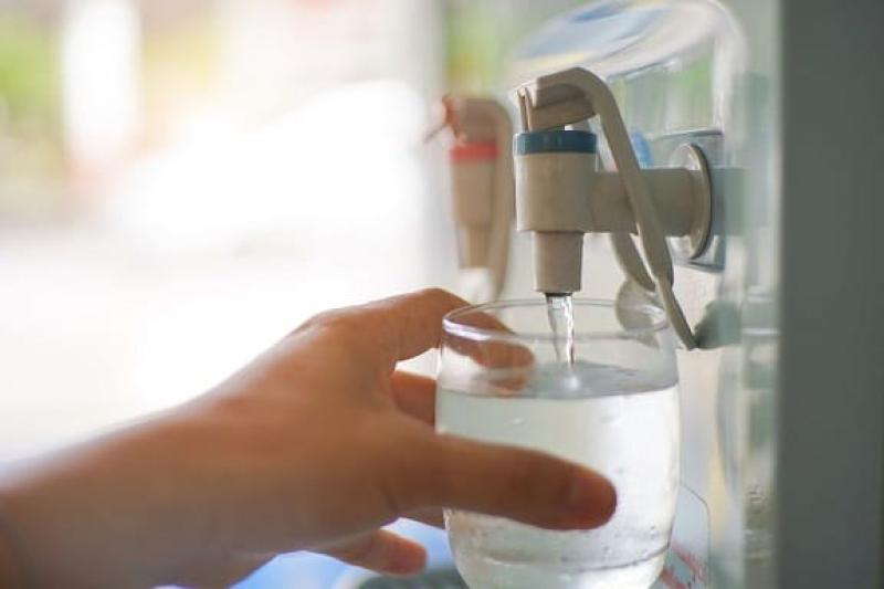 طريقة سهلة لتنظيف فلتر الماء