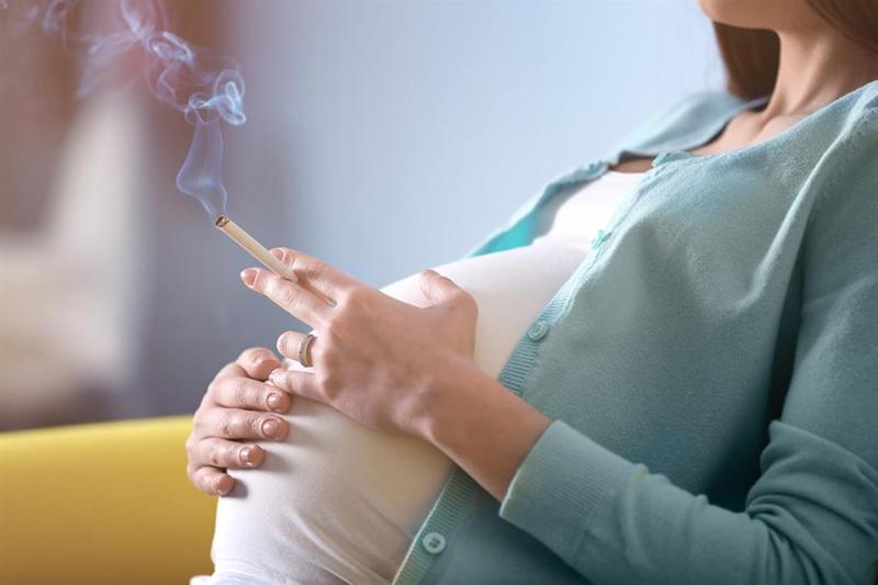 التدخين أثناء الرضاعة الطبيعية يؤذي طفلك