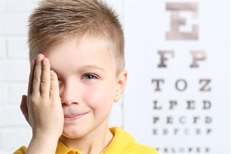متى تصطحب طفلك إلى طبيب العيون؟