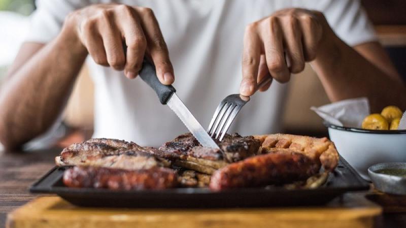 هل الإفراط فى تناول اللحوم يسبب الإمساك ؟
