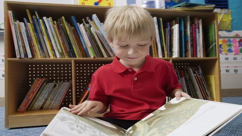 القراءة في الطفولة تحسن الصحة النفسية في المستقبل