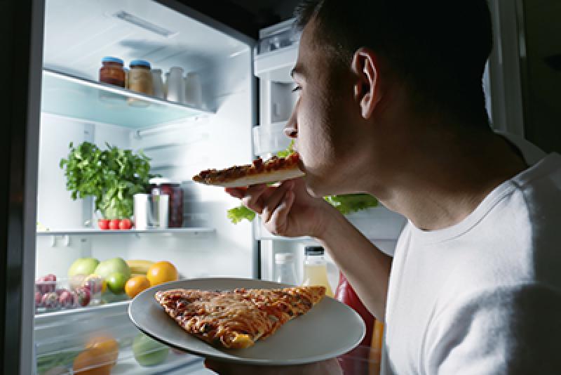 استشاري تغذية: الحالة النفسية تُؤثر سلبًا على زيادة الوزن