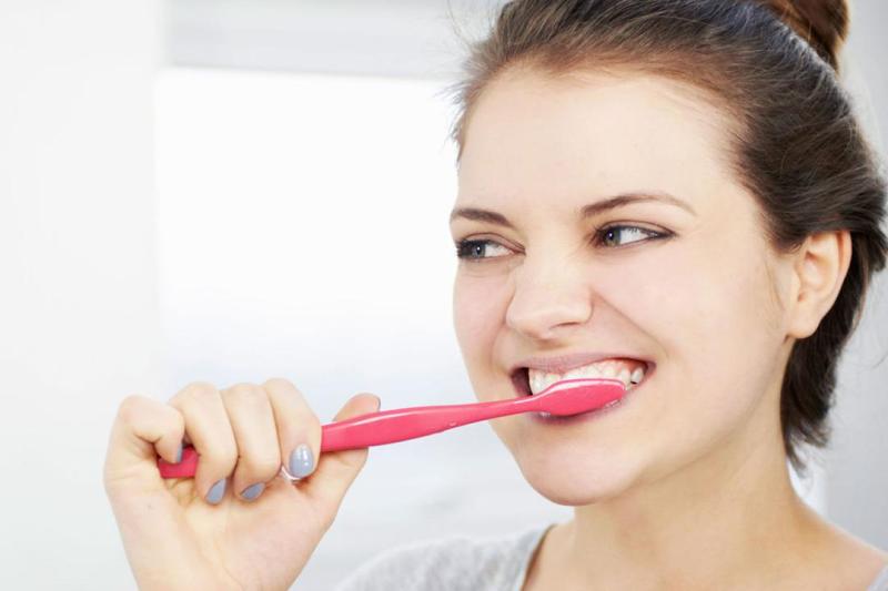 دراسة: عدم غسل الأسنان يزيد من خطر الإصابة بأمراض القلب