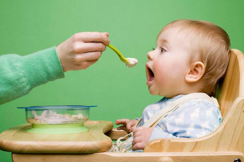 نصائح عند إدخال الطعام للطفل في عمر 6 أشهر.. احرصي عليها