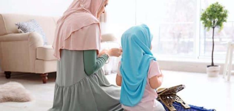 هل يجوز إمامة المرأة لأبنائها في الصلاة؟.. أمين الفتوى يجيب| فيديو