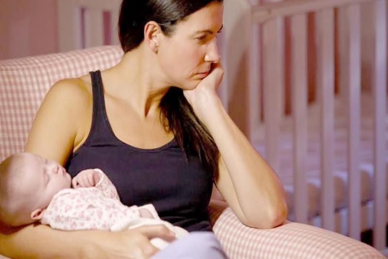 استشاري نفسي: اكتئاب الولادة قد يسبب نفور الأم من طفلها