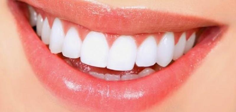 4 أطعمة لحماية الأسنان وتبييضها طبيعيا في المنزل