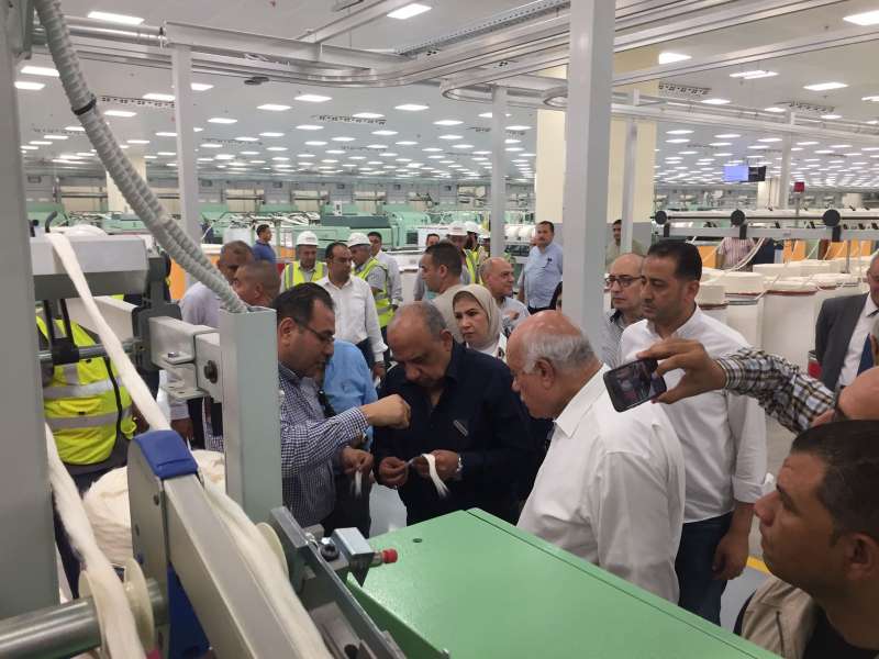 وزير قطاع الأعمال العام يتابع التشغيل التجريبي لمصنع ”غزل 4” ويشهد أول شحنة تصدير