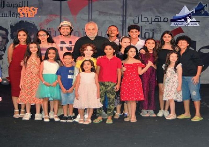 أشرف زكي يحتفل مع الأطفال المتميزين بعد اجتيازهم المستوى الأول بقسم التمثيل