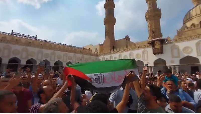 مئات من المواطنين يرددون هتافات داعمة لغزة بالجامع الأزهر.. صور