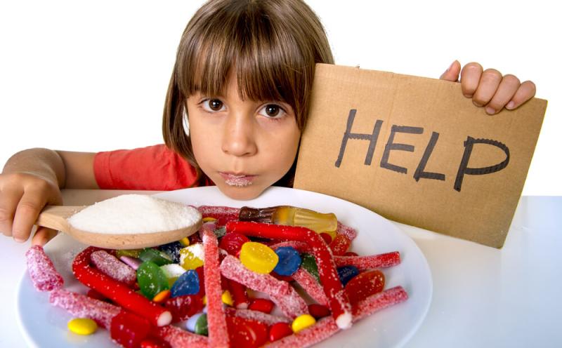 خبراء يحذرون من تناول السكر للأطفال أقل من سنتين