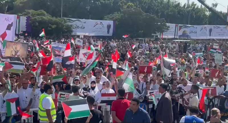 ارتفاع أعداد المشاركين في المسيرة التضامنية مع فلسطين أمام المنصة.. صور