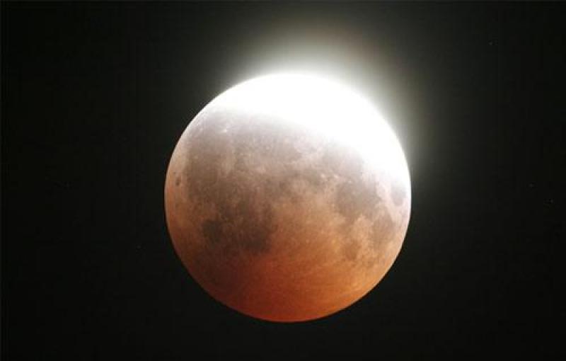 معهد الفلك: الخسوف الجزئي لقمر «الصيادين» السبت المقبل يستغرق 4 ساعات.. ويُرى في مصر