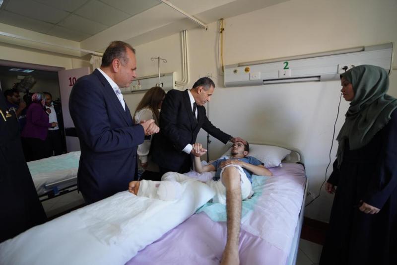 وفد الشركة المتحدة للخدمات الإعلامية يزور المصابين الفلسطينيين بمستشفى العريش.. صور