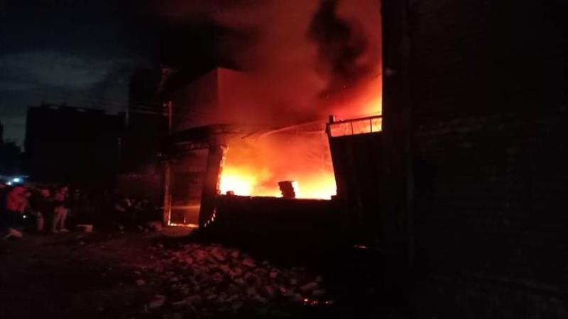 إخماد حريق داخل مخزن أدوات مكتبية أمام جامعة القاهرة