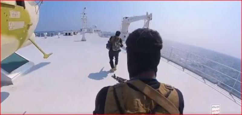 الحوثيون باليمن ينشرون مقطع فيديو مصور للاستيلاء على سفينة بالبحر الأحمر