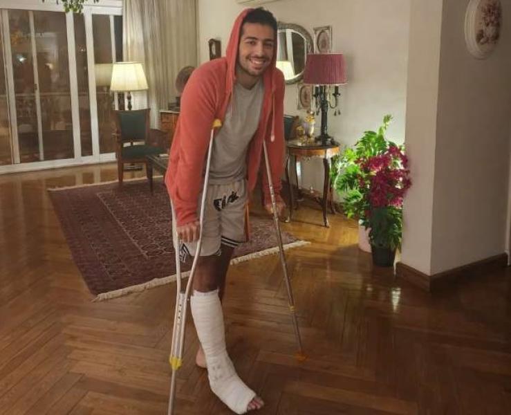 إصابة الفنان الشاب محمود ياسين بكسر في قدمه