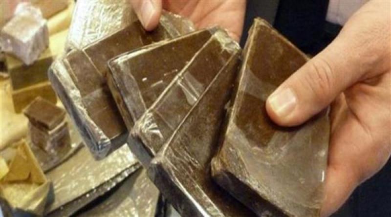 ضبط 3 عاطلين وبحوزتهم 5,5 كيلو حشيش وسلاح ناري بكفر الشيخ
