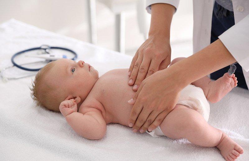 إهمال علاج الخصية المعلقة لدى طفلك بعد ولادته يسبب أضرارا كارثية.. اعرفيها