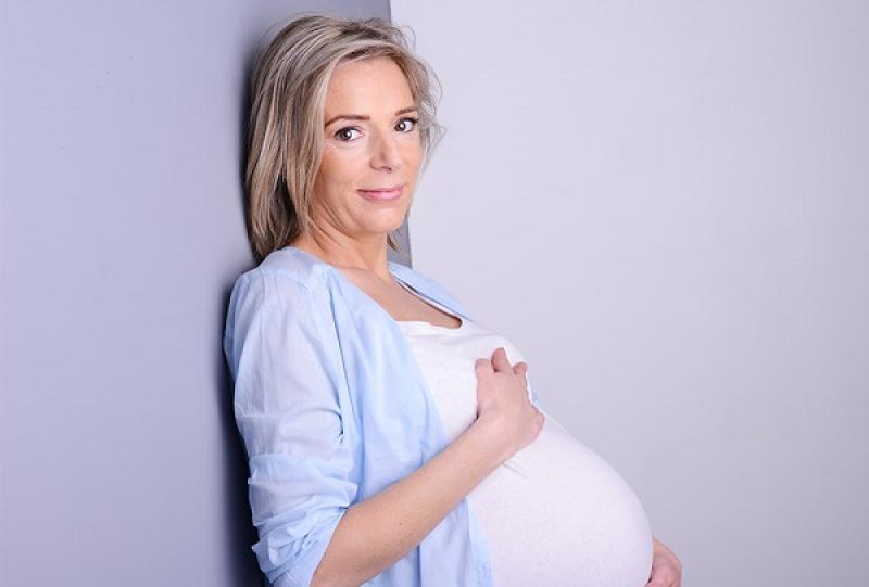 دراسة تكشف عن علاج جديد يساعد على الإنجاب في سن متقدم