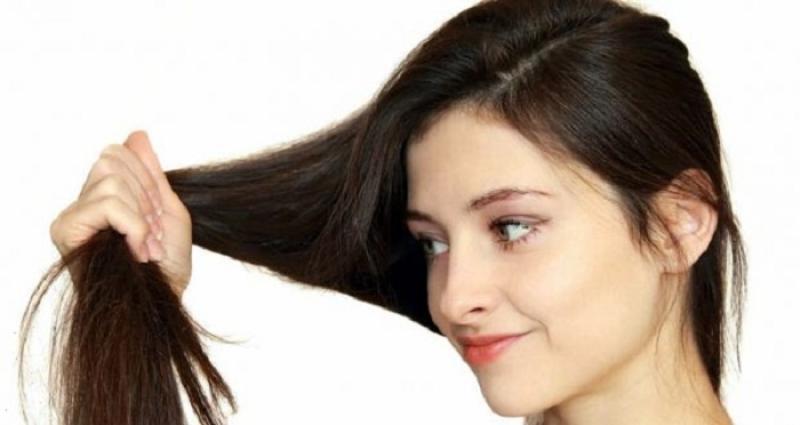 فوائد استخدام زيت الخروع وجوز الهند لنمو الشعر