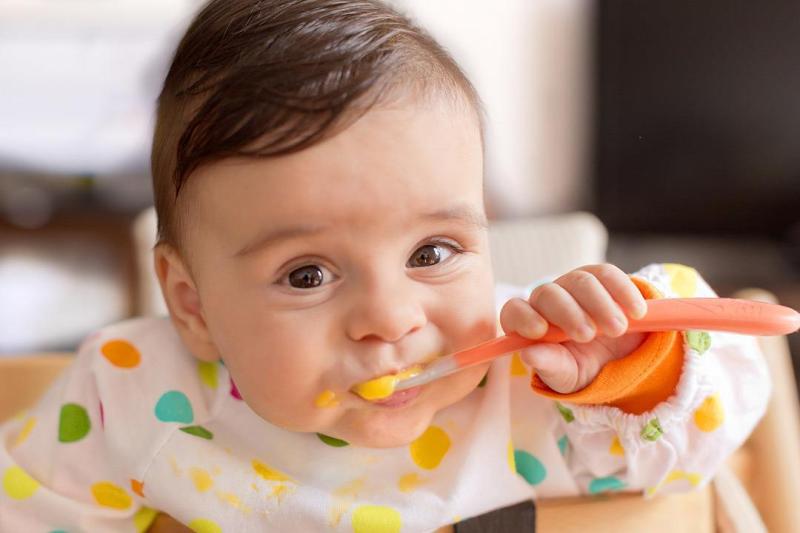 تعرفي على الطريقة الصحيحة لتغذية الطفل من عمر 6 شهور