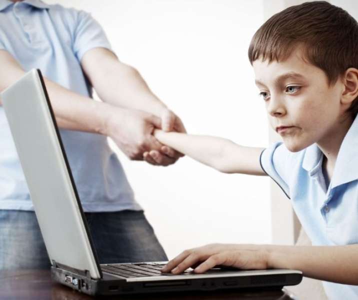 تدابير مهمة لحماية الأطفال من مخاطر الإنترنت.. تعرفي عليها