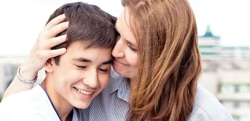 كيف تتعاملين مع أول حب في حياة ابنك المراهق؟