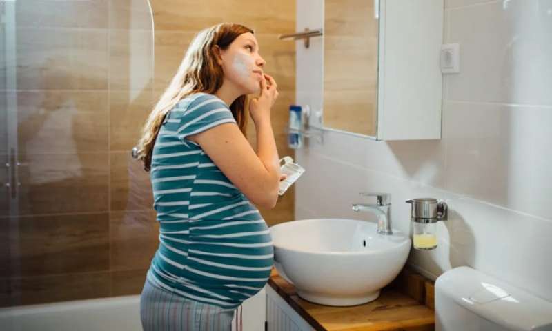 طرق طبيعية للاعتناء ببشرتك أثناء الحمل