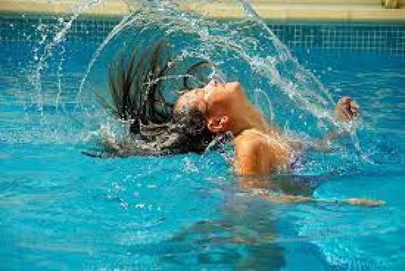 تأثير ماء حمام السباحة على الشعر