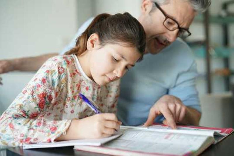 5 حلول لمنع تكاسل الأبناء وعصبية الآباء عند كتابة الواجبات المنزلية