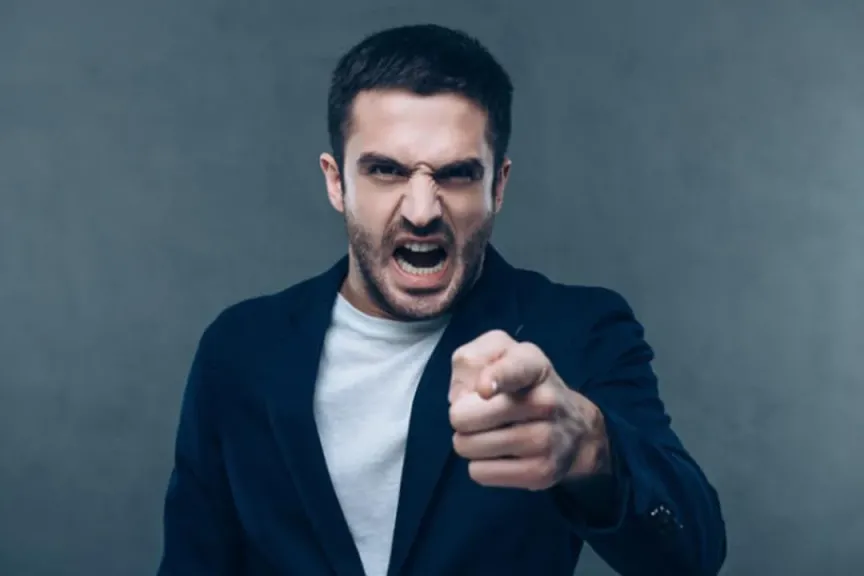 استشاري نفسي يكشف صفات النرجسي: يعتمد على المديح كما تعتمد الهيستيرية على الاهتمام